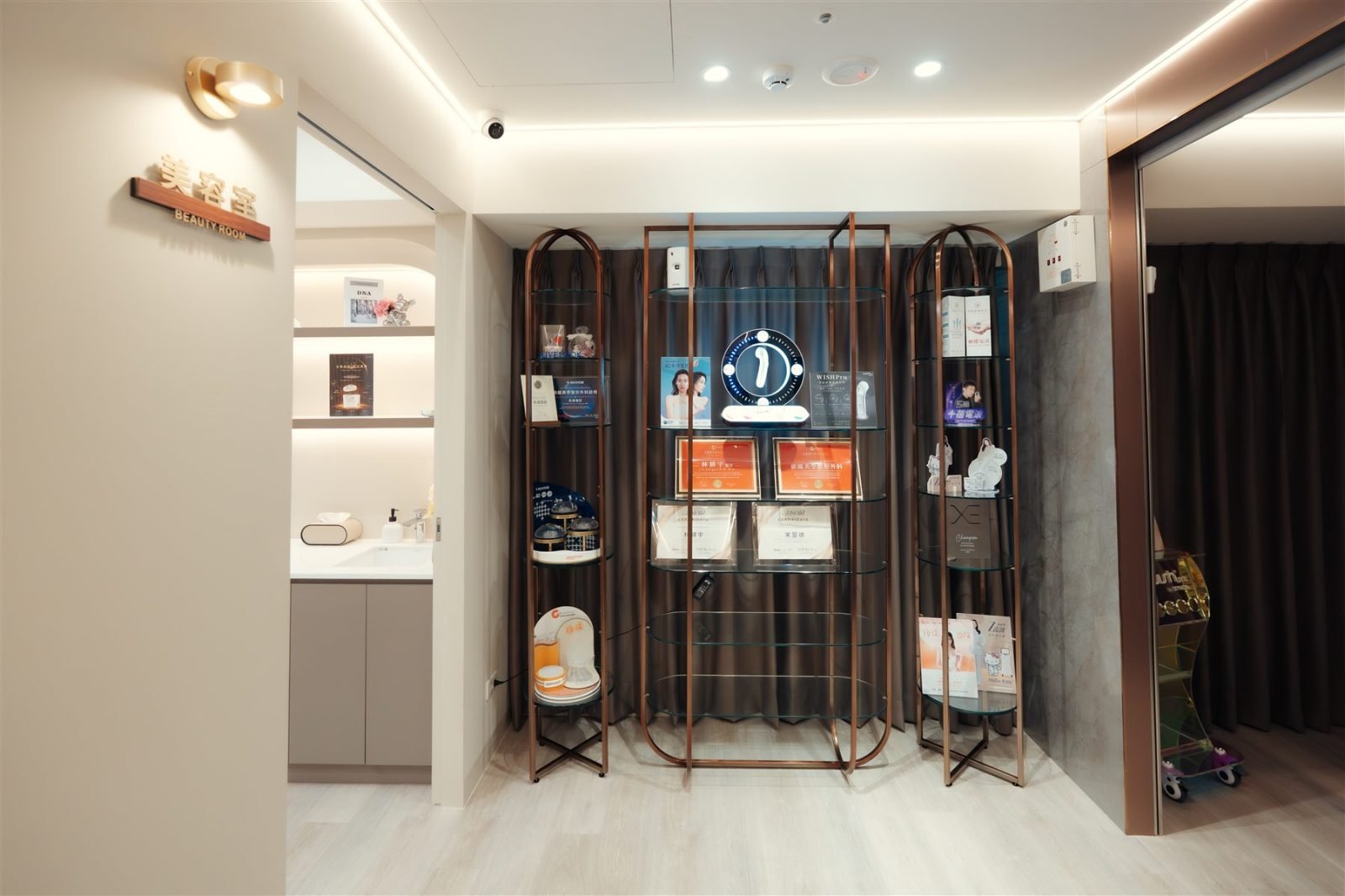 依緹美學院內展示廊道