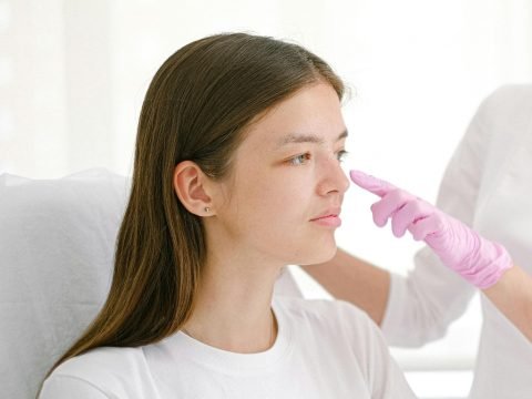 術前評估  由醫師評估肌膚乾燥、細紋、彈性及鬆弛程度，確認治療需求與適合的施作部位