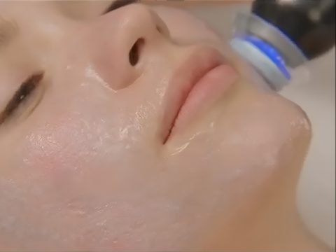 按摩舒緩  視療程安排使用按摩探頭，透過溫和按摩提升療程舒適度，並協助改善浮腫感