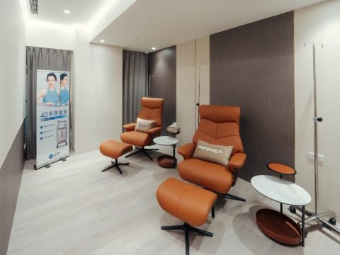 療程後觀察  輸注完成後，依醫療人員指示觀察身體反應；若出現呼吸困難、喉嚨腫脹、全身性紅疹或明顯暈眩等症狀，應立即接受醫療處置