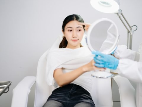 表情動態分析 依治療部位，請患者進行皺眉、抬眉、微笑或咬緊牙齒等動作，觀察肌肉活動與皺紋形成的位置，作為注射規劃的參考