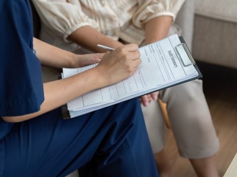 術前評估  由醫師評估斑點類型、色素分布與肌膚狀況，確認是否適合接受 REEPOT AI 時光雷射治療